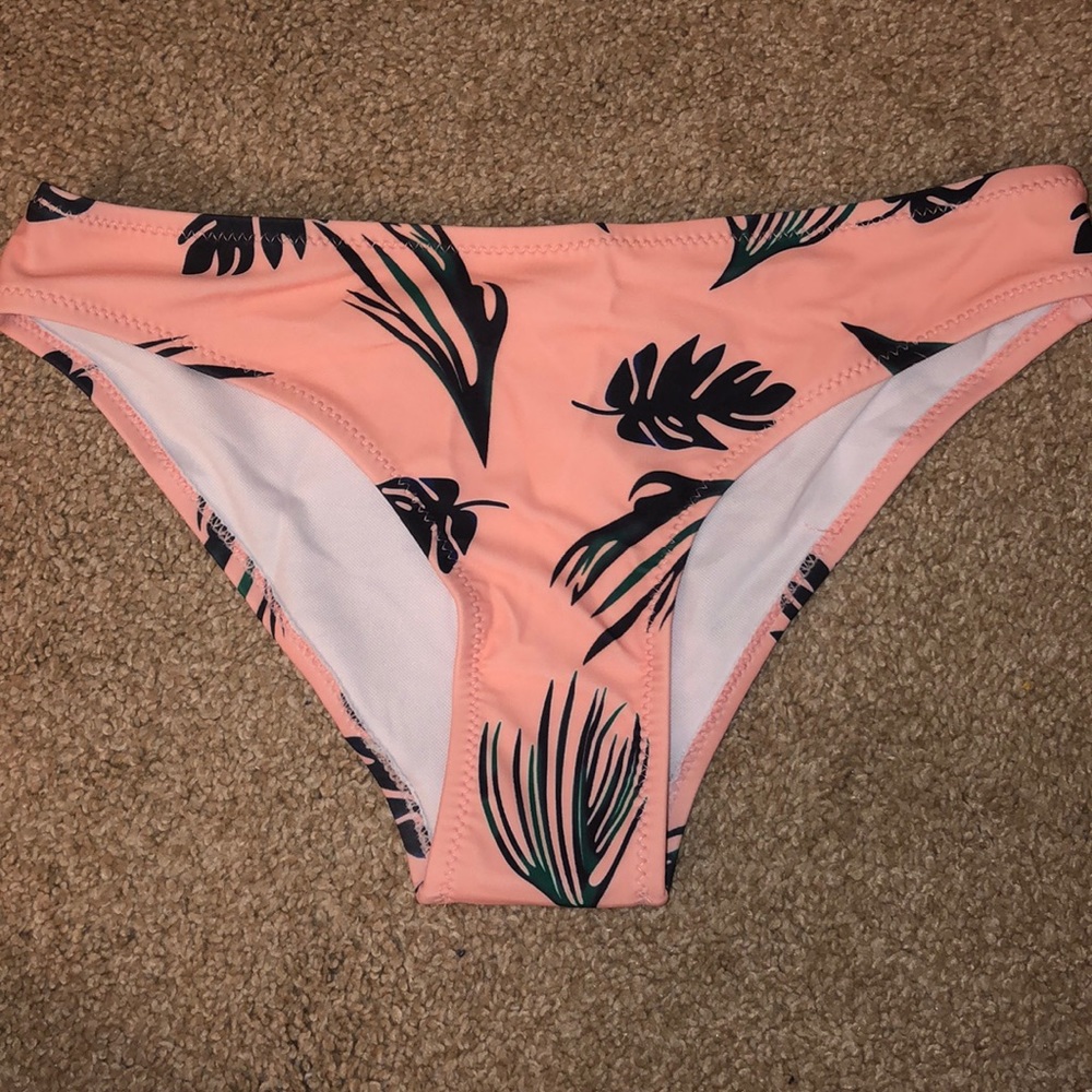 Bikini - Picture 2 of 7